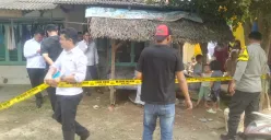 Personel Satreskrim Polres Serang dan Polsek Carenang mengamankan lokasi kejadian untuk penyelidikan terkait kasus penusukan yang mewaskan Misri. (Sumber: Polsek Carenang)