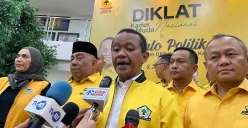 Ketum Partai Golkar, Bahlil Lahadalia seusai hadiri kegiatan diklat di DPP Partai Golkar, Jakarta Barat, Senin, 19 Mei 2025. (Sumber: Poskota/Pandi Ramedhan)