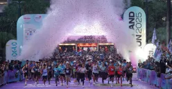 Para peserta Digiland Run 2025 mulai berlari setelah flag off Digiland Run 2025. (Sumber: Dok. Telkom Indonesia)