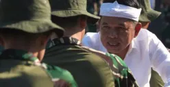Gubernur Jawa Barat Dedi Mulyadi (kanan) bersama para siswa yang menjalani pelatihan militer selama 14 hari pada tanggal 3 Mei 2025. (Sumber: Pemerintah Jawa Barat)