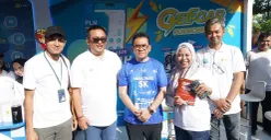 Menteri Perdagangan, Budi Santoso (baju biru) mengapresiasi PLN atas inovasi aplikasi PLN Mobile pada acara perayaan Hari Konsumen Nasional di TMII, Minggu, 18 Mei 2025. (Sumber: Dok. PLN UID Jakarta Raya)