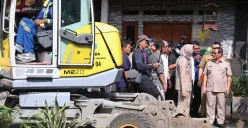 Gubernur Jakarta, Pramono Anung, meninjau pengerukan kali Cakung Lama di Kelapa Gading, Jakarta Utara, Senin, 19 Mei 2025. (Sumber: Dok. Kominfotik Pemprov Jakarta)