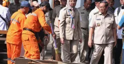 Gubernur Jakarta, Pramono Anung, meninjau pengerukan kali Cakung Lama di Kelapa Gading, Jakarta Utara, Senin, 19 Mei 2025. (Sumber: Kominfotik)