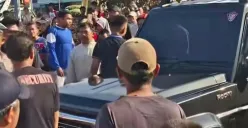 Mobil jip hitam terobos CFD di Margonda, warganet penasaran identitas pemilik mobil berplat B tersebut. (Sumber: tangkapan layar)