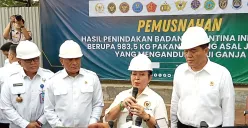 Titik Soeharto menyaksikan pemusnahan pakan burung impor  di Gedung Badan Karantina Indonesia di Jalan Raya Setu Nomor 10, Mekarwangi, Kecamatan Cikarang Barat, Kabupaten Bekasi, Senin, 19 Mei 2025. (Sumber: Poskota/Nurpini Aulia Rapika)