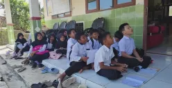 Puluhan siswa SDN Bojen 2 di Desa Bojen, Kecamatan Bojen, Kabupaten Pandeglang, saat mengikuti proses belajar di teras sekolah. (Sumber: Dok. SDN Bojen 2)