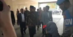 Presiden ke-7 Joko Widodo (Jokowi) memenuhi panggilan penyidik Bareskrim Polri untuk diperiksa sebagai terlapor kasus dugaan ijazah palsu, di Gedung Bareskrim Polri, Jakarta Selatan, Selasa, 20 Mei 2025. (Sumber: Poskota/Ali Mansur)
