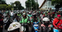 Ribuan pengemudi ojek online (ojol) menggelar aksi unjuk rasa di kawasan Patung Kuda, Jakarta, Selasa, 20 Mei 2025. (Sumber: Poskota/Bilal Nugraha Ginanjar)