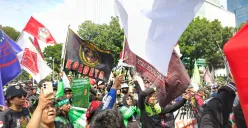 Ratusan driver ojek online (ojol) yang tergabung dalam berbagai aliansi terus berdatangan membanjiri kawasan Patung Kuda atau Patung Kuda Arjuna Wijaya, Jakarta Pusat, Selasa, 20 Mei 2025. (Sumber: Poskota/Ali Mansur)