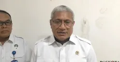 Kepala Badan Narkoba Nasional (BNN), Marthinus Hukom (kanan) dalam acara pengungkapan kasus kandungan biji ganja dalam pakan burung impor, Selasa, 20 Mei 2025. (Sumber: Poskota/Nurpini Aulia)