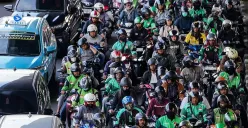 Aktivitas sejumlah pengendara ojek online (Ojol) menunggu penumpang hingga terjebak kemacetan di kawasan Pancoran dan Palmerah, Jakarta, Selasa, 11 Maret 2025. (Sumber: Poskota/Bilal Nugraha Ginanjar)