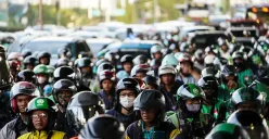Aktivitas sejumlah pengendara ojek online (Ojol) menunggu penumpang hingga terjebak kemacetan di kawasan Pancoran dan Palmerah, Jakarta, Selasa, 11 Maret 2025. (Sumber: Poskota/Bilal Nugraha Ginanjar)