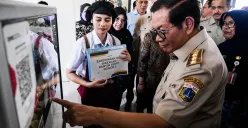 Gubernur Provinsi Jakarta, Pramono Anung, meninjau menu makanan yang dijual di Kantin Sehat di SMA dan SMK, Selasa, 20 Mei 2025. (Sumber: Poskota/Bilal Nugraha Ginanjar)