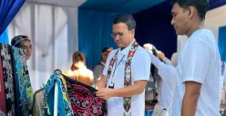 VP Sustainability Telkom Gunawan Wasisto Ciptaning Andri saat mengunjungi booth UMKM lokal unggulan binaan Rumah BUMN Telkom saat roadshow GoZero% Goes to Borneo. (Sumber: Dok. Telkom Indonesia)