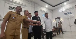 Wali Kota Bogor, Dedie Rachim dan Wakil Wali Kota Bogor, Jenal Mutaqin beserta Bupati Bogor, Rudy Susmanto melakukan pertemuan di Balai Kota Bogor, Senin, 19 Mei 2025. (Sumber: Poskota/Sekar Putri Andini)