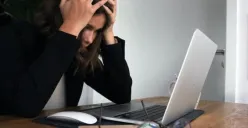 Seorang warga memverifikasi identitas debt collector yang datang ke rumahnya saat menghadapi gagal bayar pinjaman online. (Sumber: Freepik)