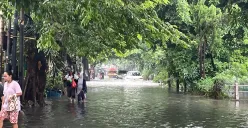 Banjir di Jalan Kebon Raya, Duri Kepa, Kebon Jeruk, Jakarta Barat, usai diguyur hujan deras pada Rabu, 21 Mei 2025 siang. (Sumber: Poskota/Pandi Ramedhan)
