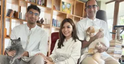 Najwa Shihab bersama almarhum suami, Ibrahim Sjarief Assegaff, dan anak mereka, Izzat Assegaf, dalam potret kebersamaan saat Hari Raya Idulfitri 2025. (Sumber: Instagram/najwashihab)