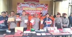 Kapolres Serang AKBP Condro Sasongko menunjukkan barang bukti 3 kilogram sabu dari dua bandar narkoba. (Sumber: Poskota/Rahmat Haryono)