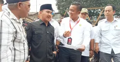 Bupati Bekasi Ade Kuswara Kunang meninjau lokasi kebakaran Pasar Bojong, Kedungwaringin, Kabupaten Bekasi, Rabu, 21 Mei 2025. Dalam peninjauan ini, Bupati Ade mendengar keluhan pedagang yang terdampak. (Sumber: Poskota/Nurpini Aulia Rapika)