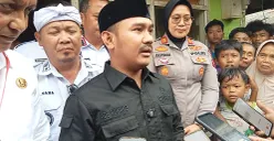 Bupati Bekasi Ade Kuswara Kunang datang ke lokasi kebakaran Pasar Bojong, Kedungwaringin, Kabupaten Bekasi, Rabu, 21 Mei 2025, untuk mendengarkan keluhan pedagang yang terdampak. (Sumber: Poskota/Nurpini Aulia Rapika)