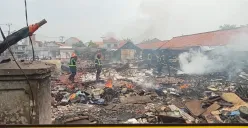 Puing-puing lapak di Pasar Bojong, Desa Bojongsari, Kecamatan Kedungwaringin, Kabupaten Bekasi, ludes dilalap sijago merah. Api di pasar ini baru bisa dipadamkan Rabu, 21 Mei 2025, dini hari. (Sumber: Poskota/Nurpini Aulia Rapika)