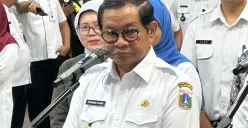Gubernur Jakarta Pramono Anung saat memberikan pernyataan kepada awak media di Balai Kota DKI Jakarta, Rabu 21 Mei 2025. (Sumber: Poskota/M. Tegar Jihad)