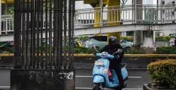 Sejumlah kendaraan melintas di samping deretan tiang pancang monorel yang belum selesai pengerjaannya di Jalan Rasuna Said, Kuningan, Jakarta Selatan, Rabu, 21 Mei 2025. (Sumber: Poskota/Bilal Nugraha Ginanjar)
