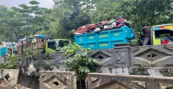 Sejumlah truk penuh sampah antre di TPA Cipeucang, Kabupaten Serang, Kota Tangerang Selatan pada Rabu, 21 Mei 2025. Tumpukan sampah di TPA ini telah mencapai 16 meter. (Sumber: Poskota/Primayanti Juli Kumala Manalu)