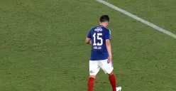 Tangkap layar bek Timnas Indonesia, Sandy Walsh tertatih-tatih saat membela Yokohama Marinos menghadapi Vissel Kobe dalam lanjutan kompetisi Liga Jepang.