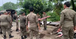 Satpol PP Kabupaten Bogor menertibkan Pedagang Kaki Lima (PKL) di sekiataran kawasan Pasar Ciluar, Rabu, 21 Mei 2025. (Sumber: Istimewa)