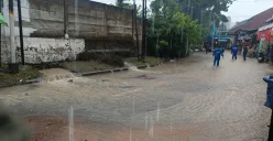 Tembok yang berlokasi di Jalan Raya AUP Rawa Minyak RT 06 RW 10, Pasar Minggu, Jakarta Selatan, jebol pada Rabu, 21 Mei 2025. (Sumber: BPBD)