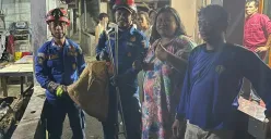 Petugas Damkar Kota Depok amankan ular sanca kembang sepanjang 4 meter berkeliaran dini hari di pemukiman padat penduduk, di Limo Kota Depok, Rabu Dini Hari, 21 Mei 21 Mei 2025. (Sumber: Damkar Depok)