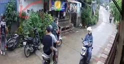 Tangkap layar CCTV saat seorang pria diintimidasi oleh kawanan yang diduga debt collector di kawasan Kalideres, Jakarta Barat, Kamis, 22 Mei 2025.