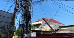 Kabel udara di Jalan Kavling DKI, Merayu Utara, Kembangan, Jakarta Barat, dikeluhkan warga. (Sumber: Istimewa)