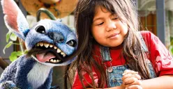 Lilo and Stitch (2025) merupakan adaptasi dari film animasi Disney dengan judul serupa yang rilis 2002. (Sumber: Disney)