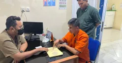 Tersangka AH mangan manager koperasi menjalani tes kesehatan sebelum dijebloskan ke dalam penjara. (Sumber: Polda Banten)