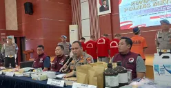 Satuan Reserse Narkoba Polres Metro Bekasi berhasil membekuk 5 orang pengedar narkoba. (Sumber: POSKOTA | Foto: Nurpini Aulia Rapika)