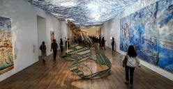 Pengunjung mengamati instalasi seni karya Kei Imazu pada Pameran The Sea is Barely Wrinkled di Museum Macan, Jakarta, Kamis, 22 Mei 2025. (Sumber: Poskota/Bilal Nugraha Ginanjar)