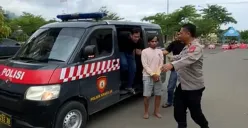 Pelaku cabul terhadap tiga bocah tiba di Mapolres Serang untuk diproses hukum. (Sumber: Dok. Polsek Kragilan)