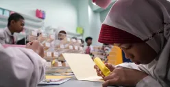 Sejumlah siswa Sekolah Dasar (SD) didampingi pebimbing mengikuti simulasi merancang tata kota di ruang instalasi interaktif Anak Museum MACAN, Jakarta, Kamis, 22 Mei 2025. (Sumber: Poskota/Bilal Nugraha Ginanjar)