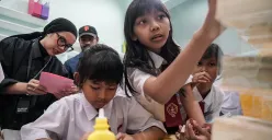 Sejumlah siswa Sekolah Dasar (SD) didampingi pebimbing mengikuti simulasi merancang tata kota di ruang instalasi interaktif Anak Museum MACAN, Jakarta, Kamis, 22 Mei 2025. (Sumber: Poskota/Bilal Nugraha Ginanjar)