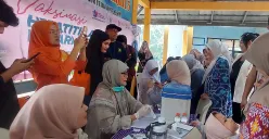 Pemberian Vaksin PCV13 untuk Siswa Sekolah Dasar di SDN Bantar Jati 5, Kota Bogor, Kamis, 22 Mei 2025. (Sumber: POSKOTA | Foto: Sekar Putri Andini)