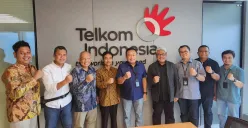 Direktur Utama Telkom Ririek Adriansyah saat pertemuan dengan Wakil Rektor Bidang Penelitian, Pengembangan Usaha, dan Kerja Sama UGM Dr. Danang Sri Hadmoko beserta jajaran di Telkom Landmark Tower, Jakarta.