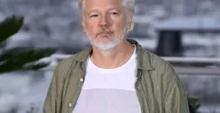 Hadir di Gelaran Cannes 2025, Julian Assange Pendiri WikiLeaks Gunakan Kaos Berisi 5000 Korban di Palestina (Sumber: Instagram/feovle)