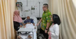 Anggota Komisi C DPRD Jakarta, Hardiyanto Kenneth, sidak RSUD Cengkareng, Jakarta Barat, menanggapi aduan warga, Jumat, 23 Mei 2025. (Sumber: Poskota/Pandi Ramedhan)