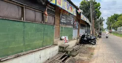 Sejumlah bangunan liar di bantaran Kalimalang sekitar Unisma akan dibongkar pada Senin, 26 Mei 2025. (Sumber: Poskota/Nurpini Aulia Rapika)
