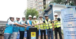 Jajaran manajemen BDx Indonesia dan PLN UID Jakarta Raya bersama-sama menekan tombol peresmian, menandai dimulainya energizing pasang baru 30.000.000 VA untuk PT Starone Mitra Telekomunikasi. (Sumber: Dok. PLN UID Jakarta Raya)