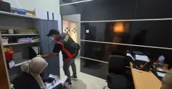Kejari Kota Bekasi melakukan penyitaan terhadap 40 bundel dokumen dari kantor PT CIA, atas dugaan keterlibatan dalam kasus korupsi pengadaan barang di Dinas Kepemudaan dan Olahraga (Dispora) Kota Bekasi, Kamis, 22 Mei 2025. (Sumber: Kejari Bekasi)