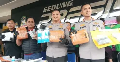 Barang bukti berupa 23.619 butir obat keras daftar G, buku catatan penjualan, alat tulis, enam unit handphone, dan uang tunai Rp5.190.000 yang disita polisi dari enam tersangka pengedar di Kota Bekasi. (Sumber: Poskota/Nurpini Aulia Rapika)
